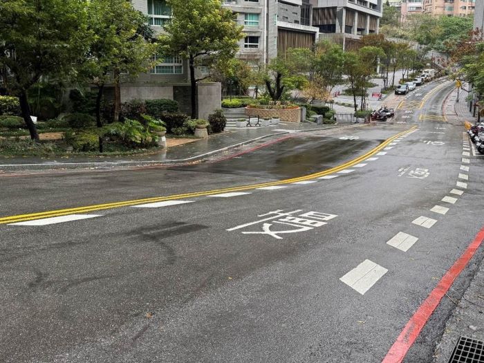 解決管線重疊難題 淡水紅樹林路百戶污水接管改善惡臭 20 《圖說》印象法蘭社區用戶接管完工後,社區前道路恢復平整。〈水利局提供〉