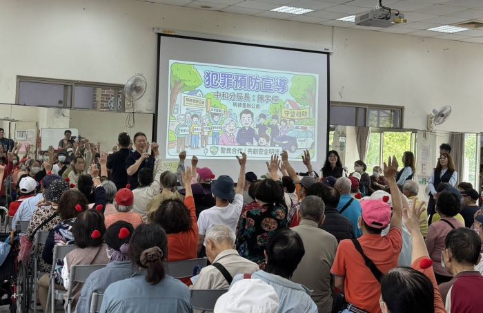 《圖說》宣導活動透過有獎徵答與長輩互動，加深對詐騙特徵的印象，現場氣氛熱絡。〈中和分局提供〉