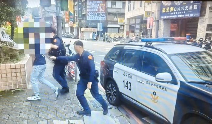 《圖說》新莊警帶同李嫌到案說明，後續依公然猥褻罪嫌移送檢察機關偵辦。〈新莊分局提供〉