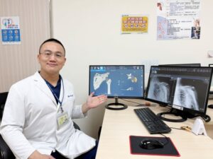 《圖說》陳建龍醫師透過術前3D模擬技術，清楚掌握骨質狀況與最佳值入方向，提高手術精準度與穩定性。〈臺北醫院提供〉