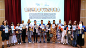 《圖說》16位參加華語演講決賽的外籍交換學生合照。〈教育局提供〉