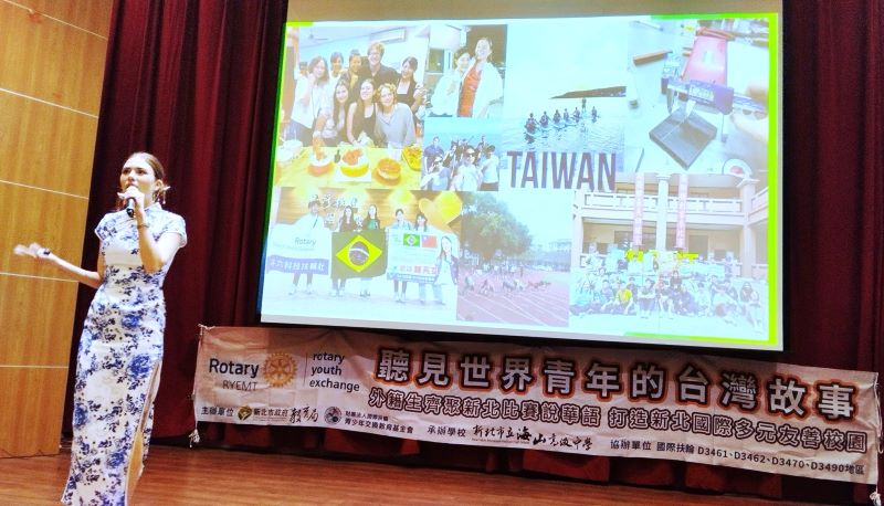 外籍學生華語說台灣故事!首屆演講比賽熱鬧登場 15 《圖說》來自巴西的交換生鍾芮亞分享,參加學校運動會800公尺比賽跌倒時,感受到同學熱情加油。〈教育局提供〉