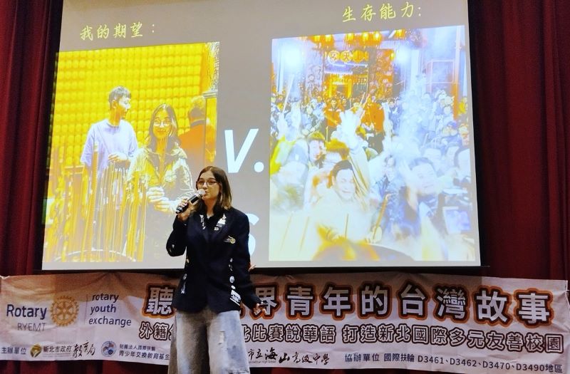 外籍學生華語說台灣故事!首屆演講比賽熱鬧登場 16 《圖說》來自德國的交換生陳昕悅分享,在台灣體驗農曆大年初一到廟裡搶頭香的文化經驗。〈教育局提供〉