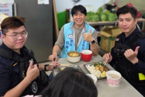 新富里愛心共餐暖人心 里長攜手八斗子分駐所強化防詐宣導 8 MEITU 20260409 145250826