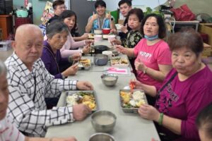 新富里愛心共餐暖人心 里長攜手八斗子分駐所強化防詐宣導 9 MEITU 20260409 145316200