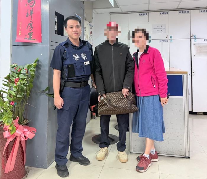 高齡長者連日走失 海山警守護平安助返家 3 《圖說》近八旬吳姓老翁的妹妹趕到派出所,對員警的熱心協助頻表感謝。〈海山分局提供〉