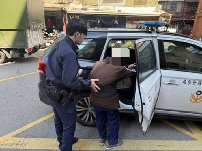 高齡長者連日走失 海山警守護平安助返家 4 《圖說》海山警助長者返家。〈海山分局提供〉