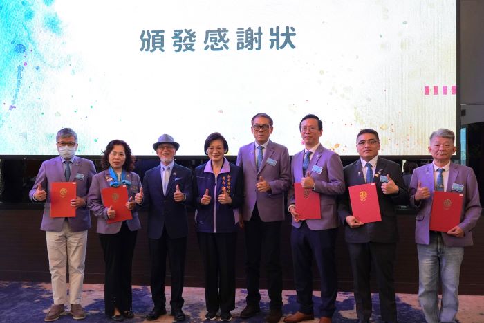《圖說》社會局長李美珍代表侯友宜市長頒贈感謝狀給綠家扶輪社，左3為國際扶輪3490地區總監張煥章，右4為助理總監盧添富，右3為綠家扶輪社長陳塘偉。〈社會局提供〉