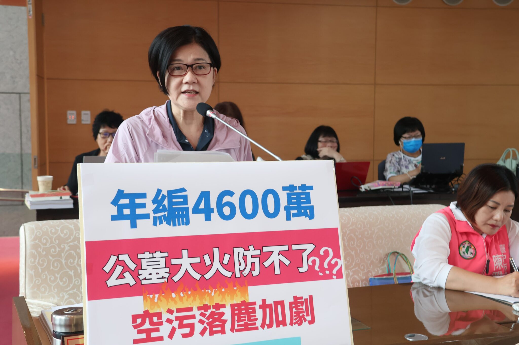 中市府年編4600萬預防公墓火警    市議員張芬郁質疑成效差