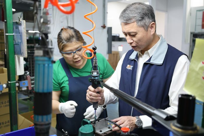 《圖說》勞工局長陳瑞嘉體驗手握氣壓式螺絲起子，動作俐落地輕鬆完成組裝。〈勞工局提供〉