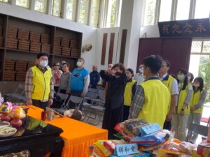 《圖說》板橋榮家舉辦115年清明祭祀暨祈福法會,由家主任陳桂美擔任主祭,在莊嚴肅穆氛圍中向先賢靈位致上最深敬意,展現飲水思源、慎終追遠的人文精神。〈板橋榮家提供〉