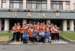 《圖說》八德榮家主任酆世俊〈前排中〉、副主任〈前排右〉及同仁於行政大樓前與國防大學師生志工團隊合影留念。〈八德榮家提供〉