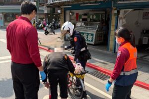 老翁騎鐵馬騎到腳麻 暖警協助護送返家 4 MEITU 20260410 091051343