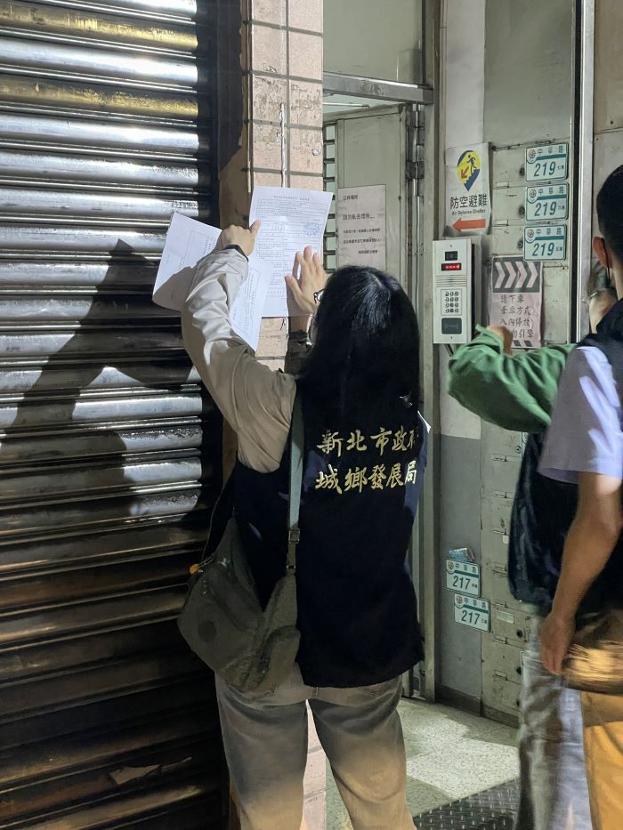 《圖說》市府稽查人員張貼斷水斷電通知。〈環保局提供〉