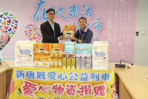 《圖說》新唐城有線電視總經理廖咸隆代表公司捐贈，由社會局主任秘書黃逢明〈右〉代表受贈。〈社會局提供〉,