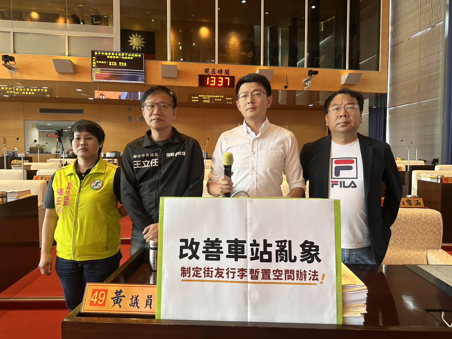 街友行李堆置損台中門面   議員斥社會局長期放任無作為