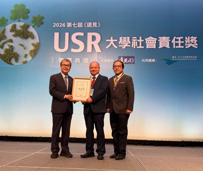 《圖說》教育部長鄭英耀頒發「永續課程組」績優獎，由龍華科大校長葛自祥代表上台領獎，展現學校推動大學社會責任之卓越成果。〈龍華科大提供〉