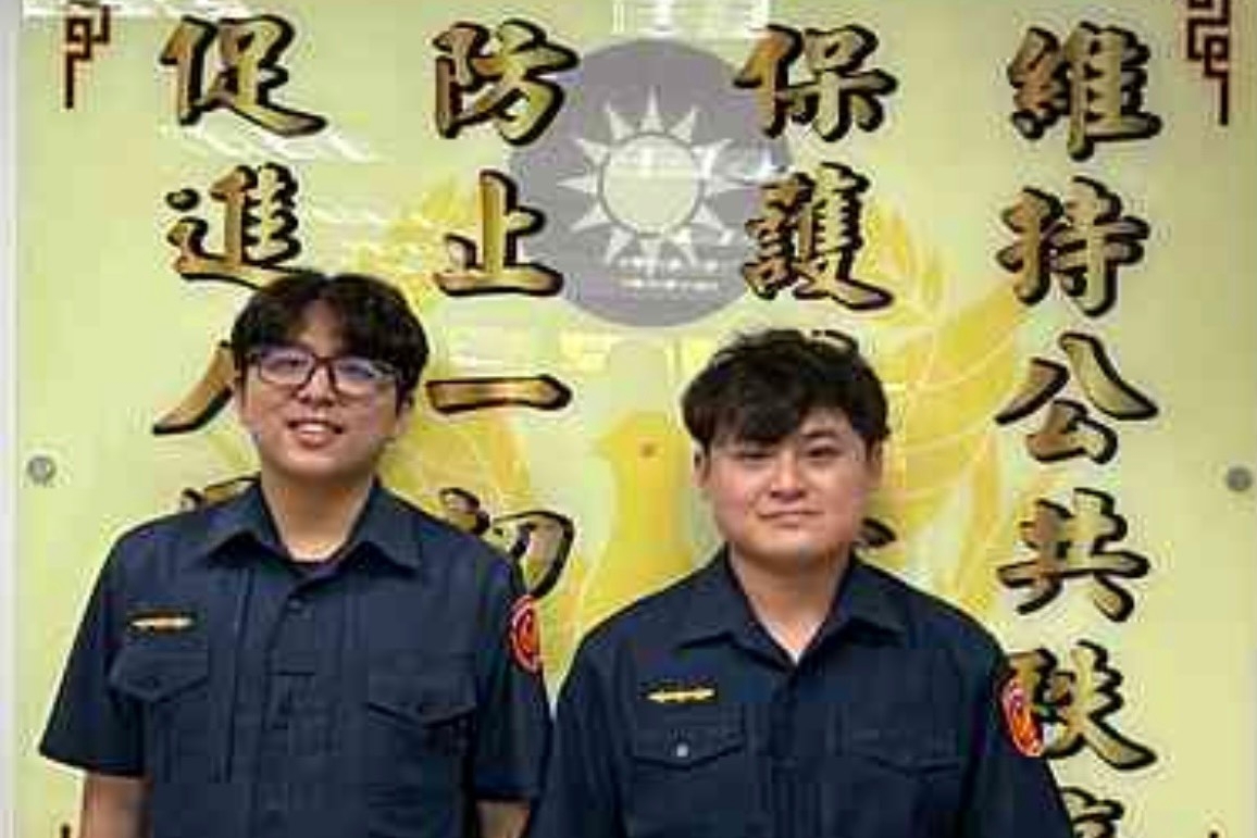 獨居翁痼疾復發  萬華雙警背上樓協助返家