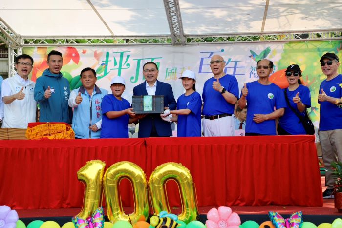 《圖說》市長侯友宜到場祝賀，與師生、家長一同參與「百年時光寶盒」儀式，為學校寫下跨世代的祝福與期待，左一教育局長張明文。〈教育局提供〉