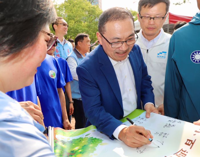 《圖說》侯友宜市長簽名祝福坪頂國小百年校慶圓滿成功，右一教育局長張明文。〈教育局提供〉