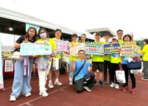 《圖說》宜蘭縣政府文化局今日結合「杏輝宜蘭馬拉松」活動設攤宣導,讓防詐與反賄意識深入各年齡層,達到寓教於樂之效。〈文化局提供〉