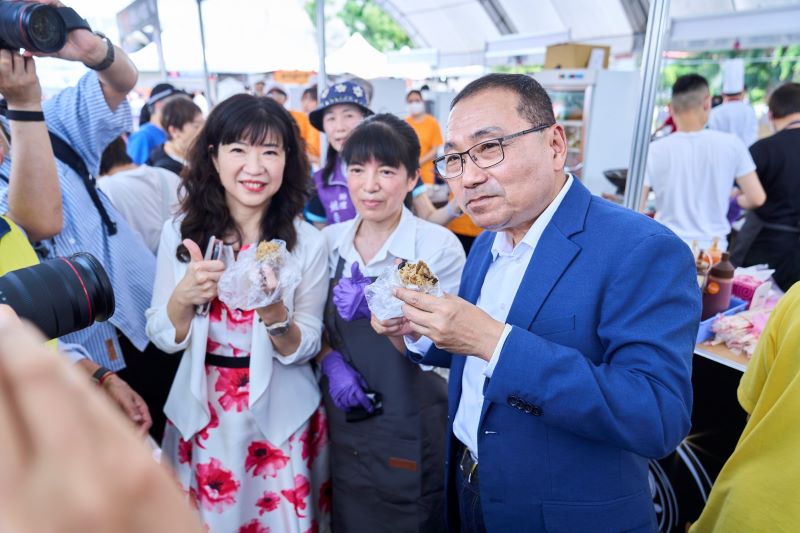 《圖說》「全豬宴市集」將持續至明日下午6時，共有35家特色攤位，無論是獲獎的10間店家、新北各地的黑白切名店，還是市場經典美食、特色飲品或人氣伴手禮，都可以在這裡一次滿足。〈市場處提供〉