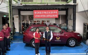 《圖說》陳家琪議員〈左〉爭取淡水中隊災勘車。〈消防局提供〉