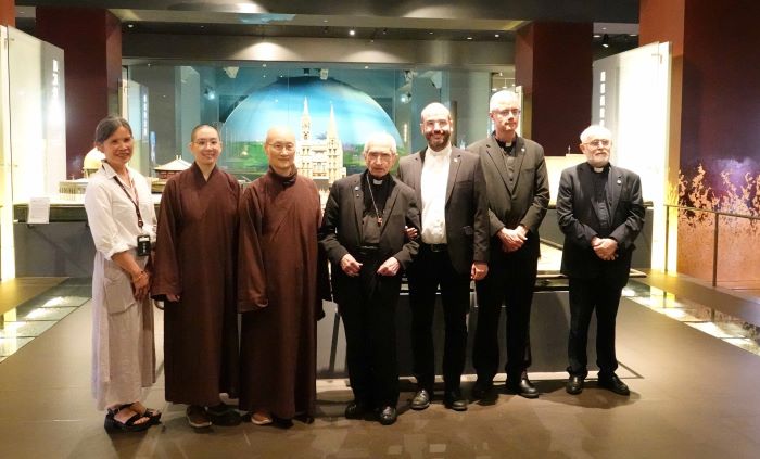 世界宗教博物館25周年 迎教廷代表展開跨信仰交流 7 《圖說》天主教義大利樞機主教托瑪士(中)等一行參訪世界宗教博物館。〈宗博館提供〉