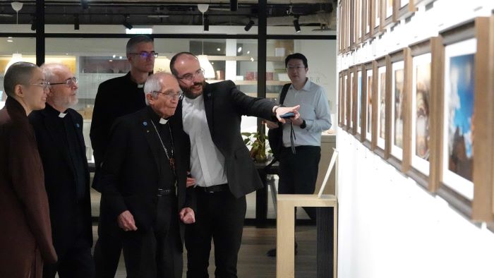 世界宗教博物館25周年 迎教廷代表展開跨信仰交流 8 《圖說》天主教義大利樞機主教托瑪士等一行對正在「方寸之間」展出的《僧人眼中的梵蒂岡》攝影展非常感興趣。〈宗博館提供〉