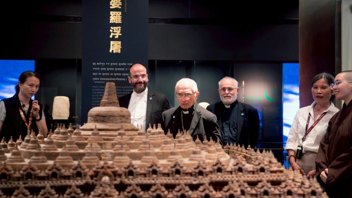 世界宗教博物館25周年 迎教廷代表展開跨信仰交流 9 《圖說》天主教義大利樞機主教托瑪士等一行參訪「世界宗教展示大廳」的宗教建築模型。〈宗博館提供〉