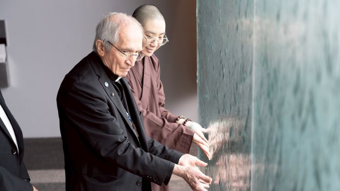 《圖說》天主教義大利樞機主教托瑪士(左)在「水幕牆」留影。〈宗博館提供〉