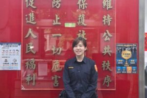 七旬婦巷內體力不支迷途 暖警靠 這條手環 助姊妹團圓 2 周家蓁