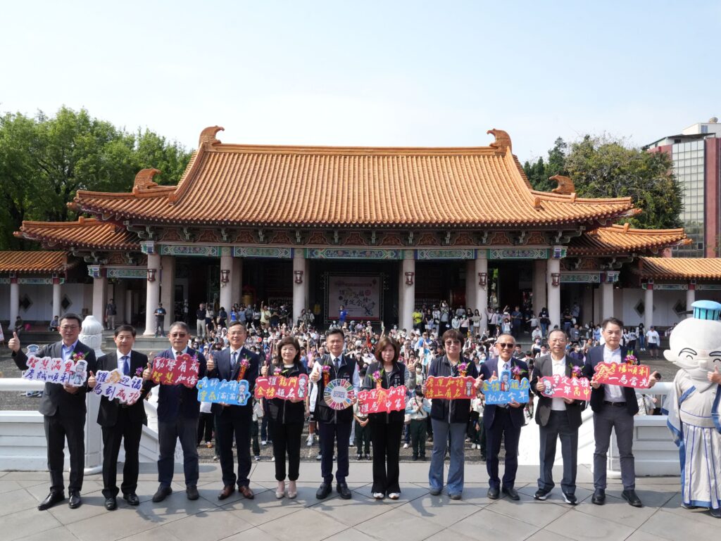 台中孔廟「朱筆加持」 考前為考生最強祝福 3 考前衝刺最強祝福 600名考生齊聚台中孔廟祈福