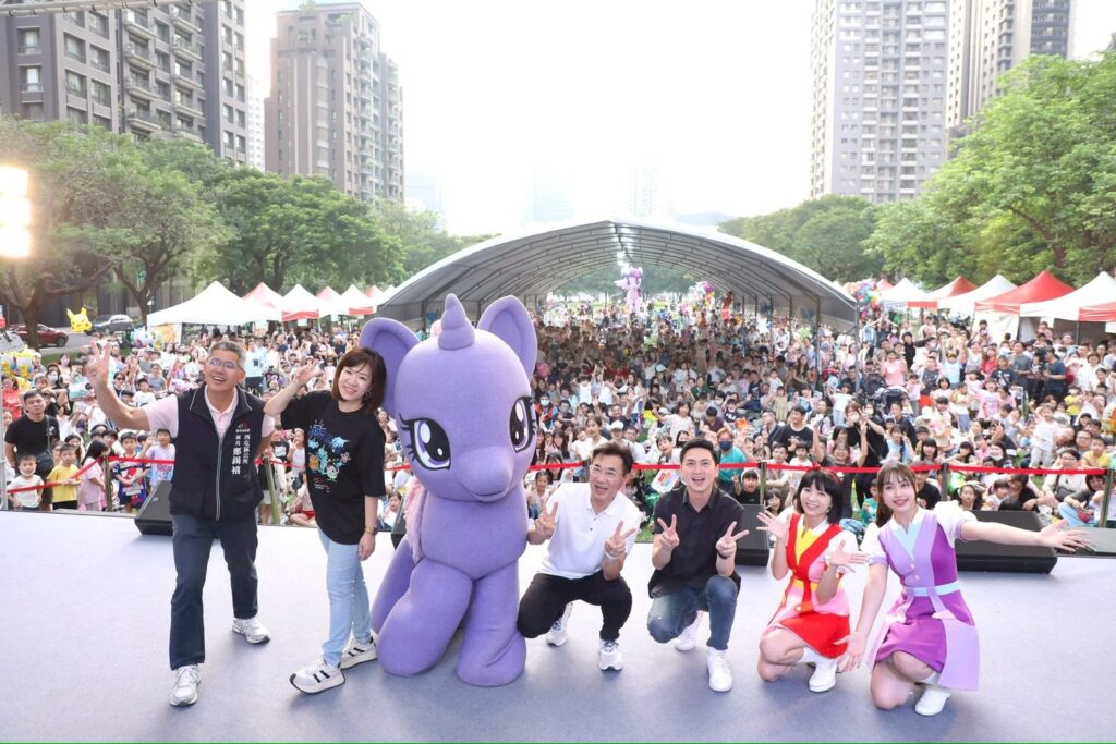 與現場民眾大合影