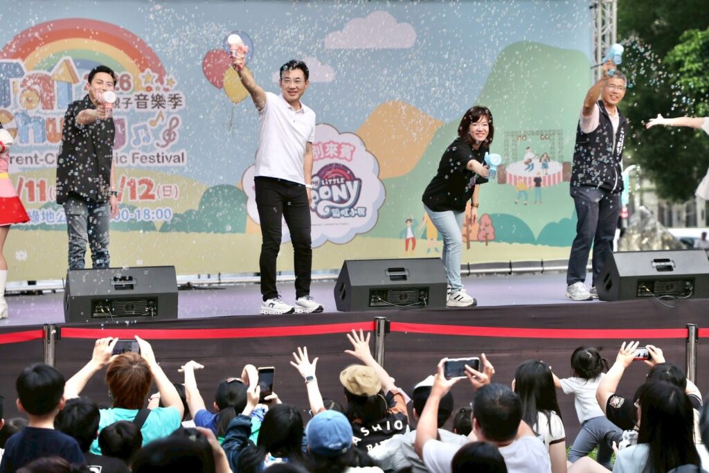 欒局長和與會嘉賓與市民同樂