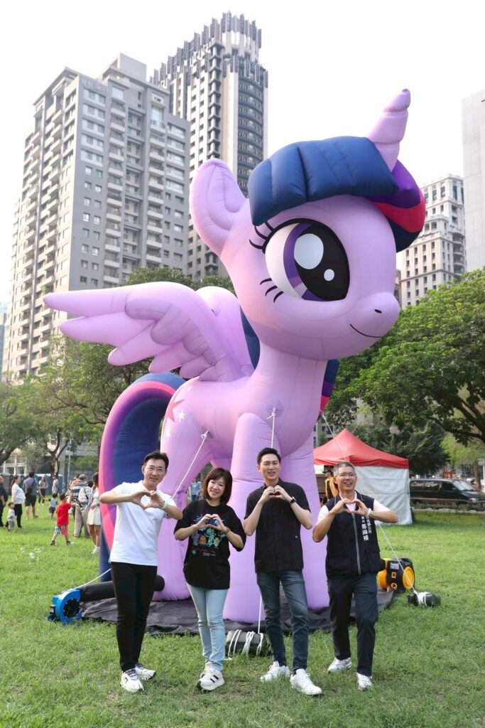 新聞局長欒治誼 立法院副院長江啟臣 立法委員廖偉翔及西屯區長鄭錫禧與彩虹小馬合影