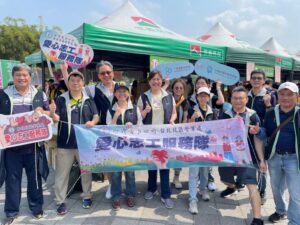 《圖說》台電台北北區營業處今日響應創世基金會舉辦的愛心園遊會,由處長許一女〈前排左三〉率隊共襄盛舉。〈北北區處提供〉