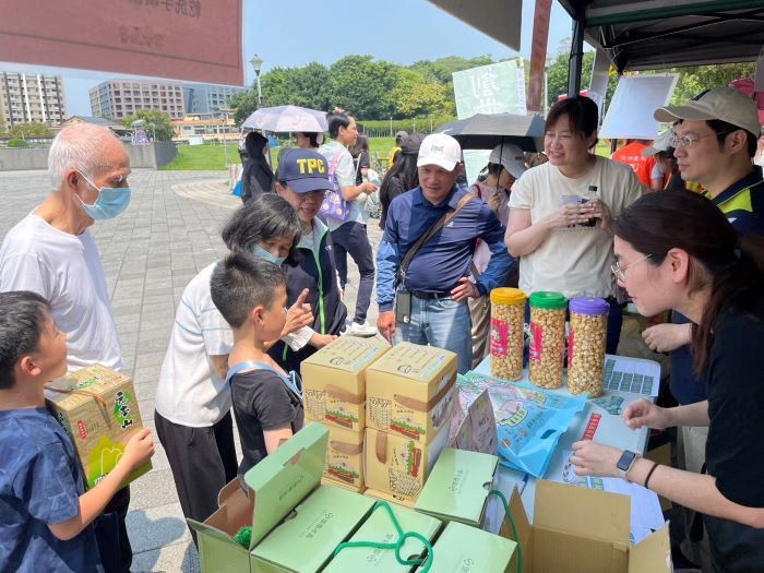 《圖說》北北區處同仁、志工積極參與攤位義賣，熱情與民眾互動，吸引不少人潮駐足支持。〈北北區處提供〉