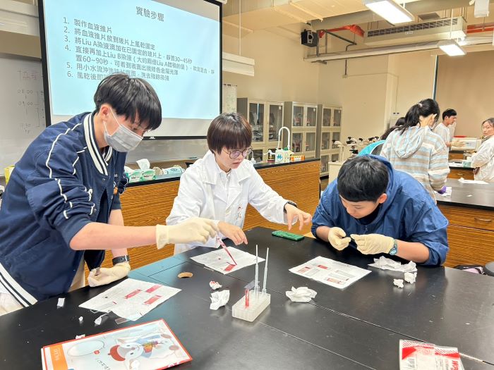 41校聯手開放校園 新北打造一站式升學探索平台 6 《圖說》元培醫事科技大學校園醫檢實作體驗。〈教育局提供〉