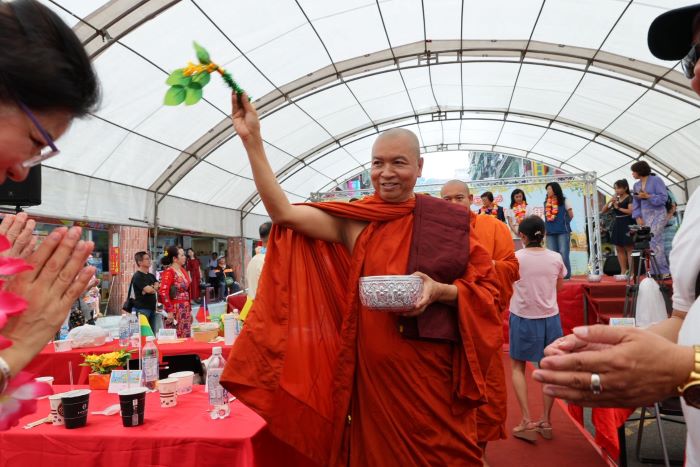 《圖說》「2026緬甸新年浴佛」今日在中和華新街舉行，恭請緬甸高僧祈福灑淨。〈文化局提供〉