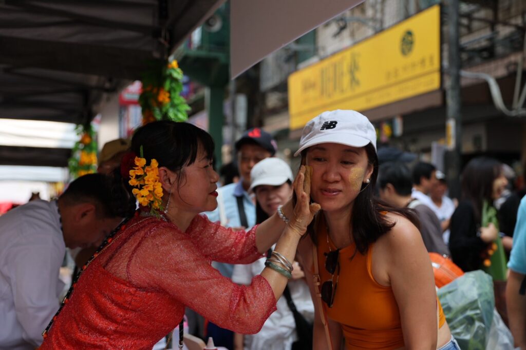 「2026緬甸新年浴佛」體驗攤位，讓民眾感受滿滿的異國風情