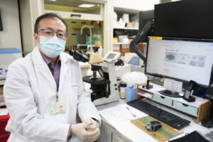 《圖說》檢驗科主任洪忠志醫師自主開發「蟲蟲大作戰」寄生蟲辨識輔助工具。〈臺北醫院提供〉