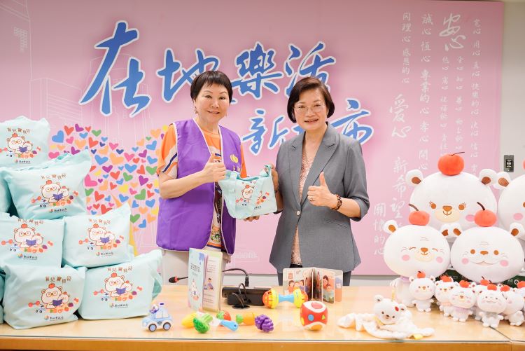 《圖說》新北市弘揚孝道促進會理事長阮虔南代表捐贈， 由社會局長李美珍代表受贈。〈社會局提供〉