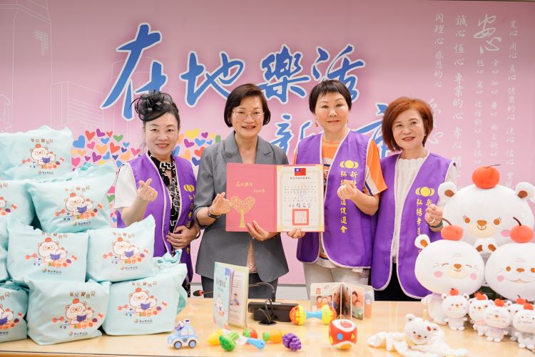 《圖說》社會局長李美珍代表侯友宜市長回贈感謝狀給，弘揚孝道促進會理事長阮虔南，右1為輔導會長鄭玉廷，左1為副會長陳貞良。〈社會局提供〉