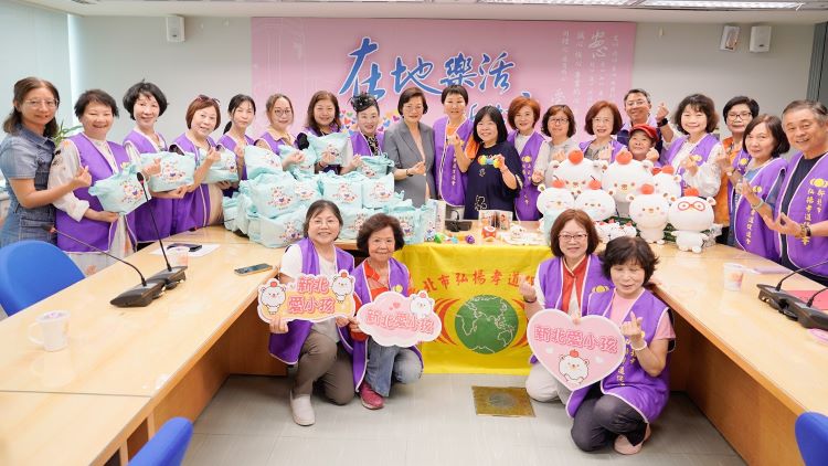 送暖新手家庭 〈弘揚孝道〉捐新北育兒寶貝袋 11 《圖說》新北市弘揚孝道促進會捐贈250份育兒寶貝袋。〈社會局提供〉