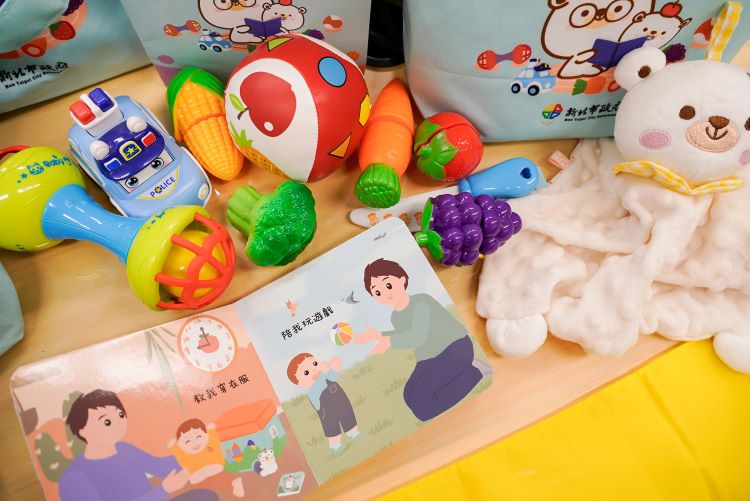 《圖說》育兒寶貝袋內有安撫巾、手搖鈴、迴力車和寶寶一天作息繪本等。〈社會局提供〉