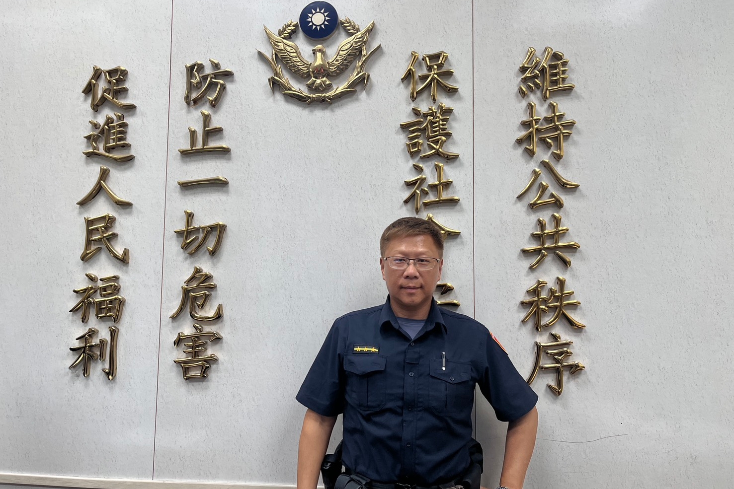 老翁體力不支癱坐路旁  士林暖警即時護送平安返家