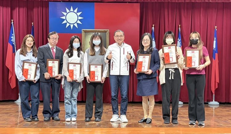 《圖說》新北市長侯友宜於治安會報頒獎表揚銀行及超商聯防攔阻詐欺案件有功人員合影。〈警察局提供〉