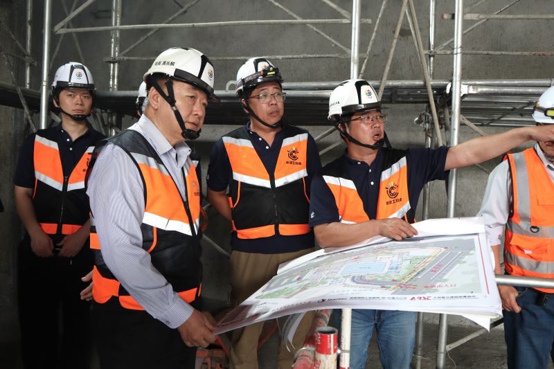 《圖說》工務局長馮兆麟(右二)視察板橋第二運動中心工程進度，強調市府團隊正全力以赴，力拼今年底完工啟用。〈工務局提供〉