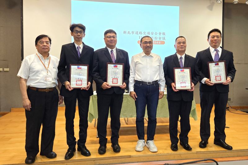 《圖說》侯友宜市長頒獎表揚公車優等業者，左一交通局長鍾鳴時。〈交通局提供〉